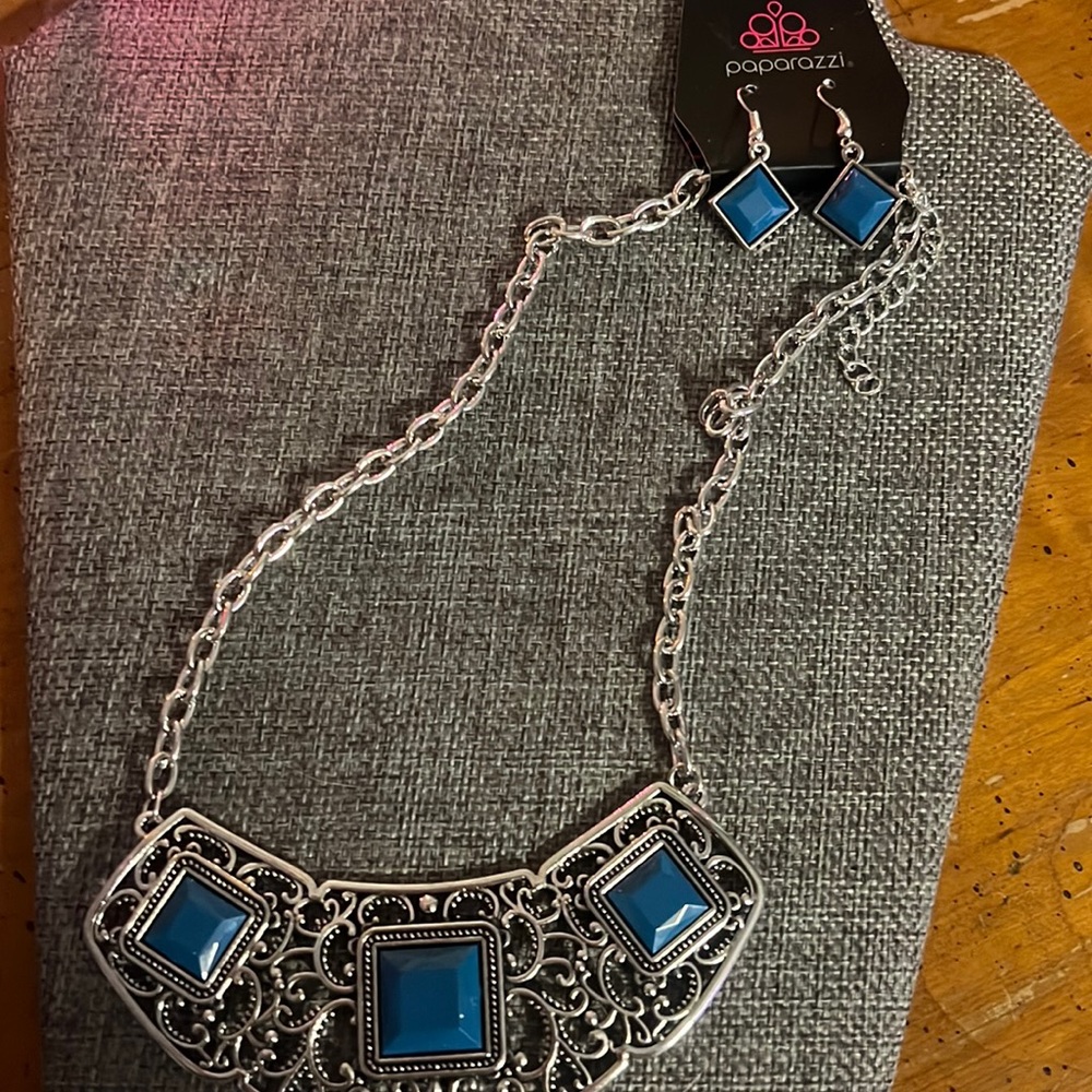 Nice everyday necklace.. Beautiful silver and blue !